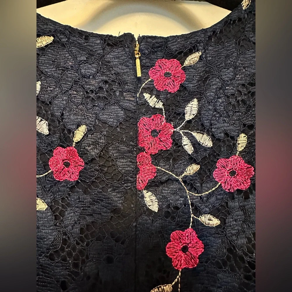DKNY Navy Lace Dress Pink Floral Embroidery Sleeveless Cocktail Midi Sz 8 - Picture 6 of 11